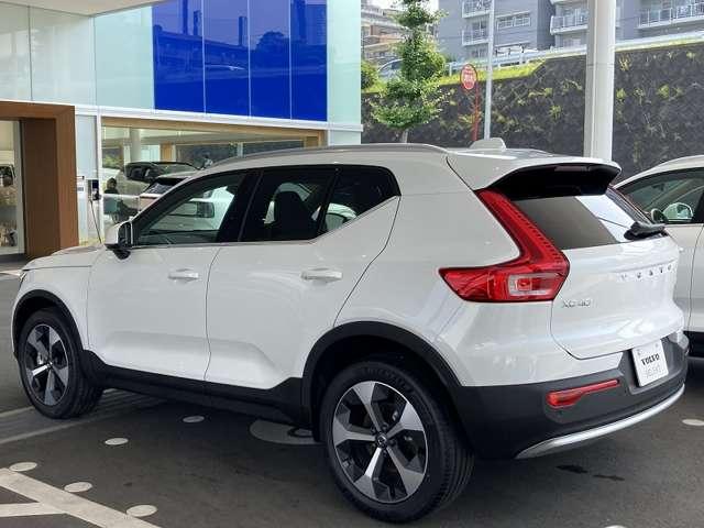XC40 ウルトラ B4 AWD 登録済未使用車 harman/kardon Googleナビ 全周囲カメラ インテリセーフ 白革シート シートメモリー ステアリングヒーター シートヒーター 電動リアゲート ダークティンテッドガラス(11枚目)