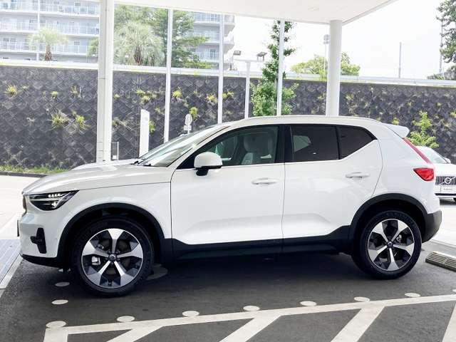 XC40 ウルトラ B4 AWD 登録済未使用車 harman/kardon Googleナビ 全周囲カメラ インテリセーフ 白革シート シートメモリー ステアリングヒーター シートヒーター 電動リアゲート ダークティンテッドガラス(17枚目)