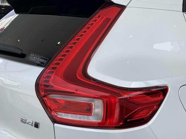 XC40 ウルトラ B4 AWD 登録済未使用車 harman/kardon Googleナビ 全周囲カメラ インテリセーフ 白革シート シートメモリー ステアリングヒーター シートヒーター 電動リアゲート ダークティンテッドガラス(25枚目)