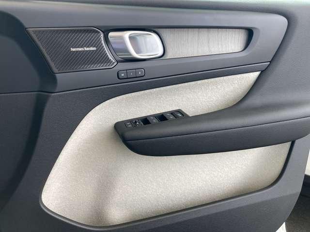 XC40 ウルトラ B4 AWD 登録済未使用車 harman/kardon Googleナビ 全周囲カメラ インテリセーフ 白革シート シートメモリー ステアリングヒーター シートヒーター 電動リアゲート ダークティンテッドガラス(30枚目)