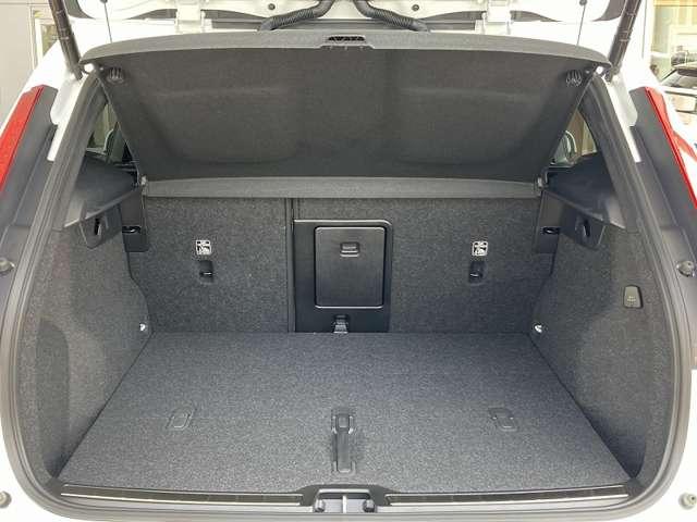 XC40 ウルトラ B4 AWD 登録済未使用車 harman/kardon Googleナビ 全周囲カメラ インテリセーフ 白革シート シートメモリー ステアリングヒーター シートヒーター 電動リアゲート ダークティンテッドガラス(35枚目)