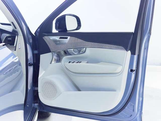 XC90 リチャージアルテメットT8AWDプラグインハイブリド 認定中古車 ワンオーナー B&W パノラマルーフ Googleナビ インテリセーフ 白革シート リラクゼーション ベンチレーション 全周囲カメラ ヘッドアップディスプレイ 22インチAW(37枚目)