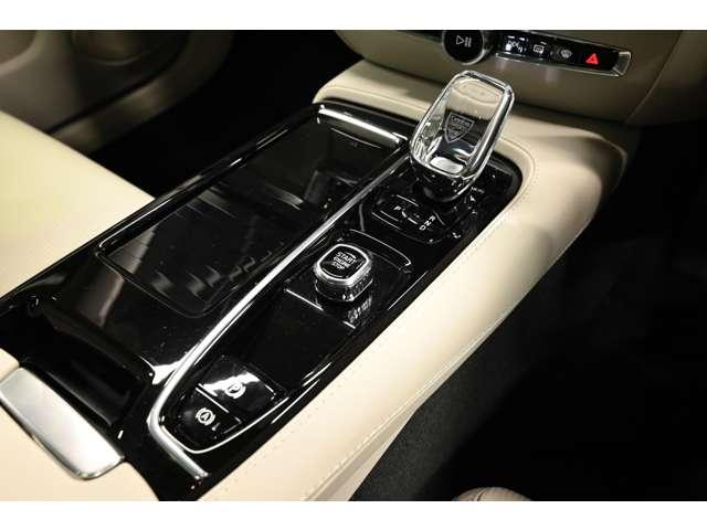 Ｖ６０ リチャジアルティメットＴ６ＡＷＤプラグインハイブリド　４ＷＤ　認定中古車　ワンオーナー　サンルーフ　ｈａｒｍａｎ／ｋａｒｄｏｎ　Ｇｏｏｇｌｅナビ　白革シート　リラクゼーション機能　ベンチレーション機能　電子制御ＡＷＤシステム　オレフォスシフト　ドラレコ（8枚目）