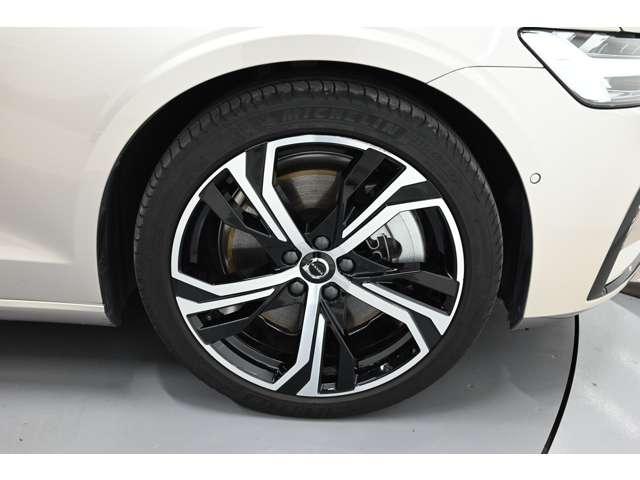 Ｖ６０ リチャジアルティメットＴ６ＡＷＤプラグインハイブリド　４ＷＤ　認定中古車　ワンオーナー　サンルーフ　ｈａｒｍａｎ／ｋａｒｄｏｎ　Ｇｏｏｇｌｅナビ　白革シート　リラクゼーション機能　ベンチレーション機能　電子制御ＡＷＤシステム　オレフォスシフト　ドラレコ（19枚目）