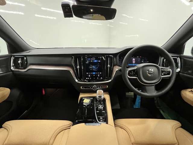 Ｖ６０ リチャジアルティメットＴ６ＡＷＤプラグインハイブリド　４ＷＤ　認定中古車　ワンオーナー　サンルーフ　ｈａｒｍａｎ／ｋａｒｄｏｎ　Ｇｏｏｇｌｅナビ　全周囲カメラ　インテリセーフ　茶革シート　リラクゼーション機能　ベンチレーション機能　純正ドラレコ　禁煙車（3枚目）