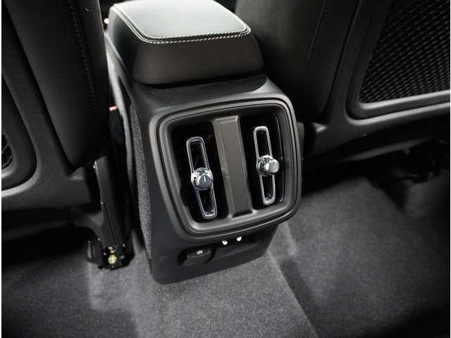 ＸＣ４０ ウルトラ　Ｂ４　ＡＷＤ　ダークエディション　認定中古車　特別仕様車　ワンオーナー　サンルーフ　ｈａｒｍａｎ／ｋａｒｄｏｎ　Ｇｏｏｇｌｅナビ　インテリセーフ　全周囲カメラ　全席シートヒーター　ステアリングヒーター　ドラレコ　ピクセルＬＥＤヘッド（26枚目）