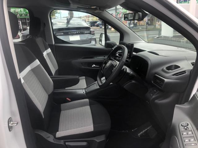 ベルランゴ ロング　マックス　ブルーＨＤｉ　７人乗り　弊社デモカー販売　クリーンディーゼルエンジン搭載　８ＡＴ　アクティブクルーズコントロール　アップルカープレイ＆アンドロイドオート対応（10枚目）