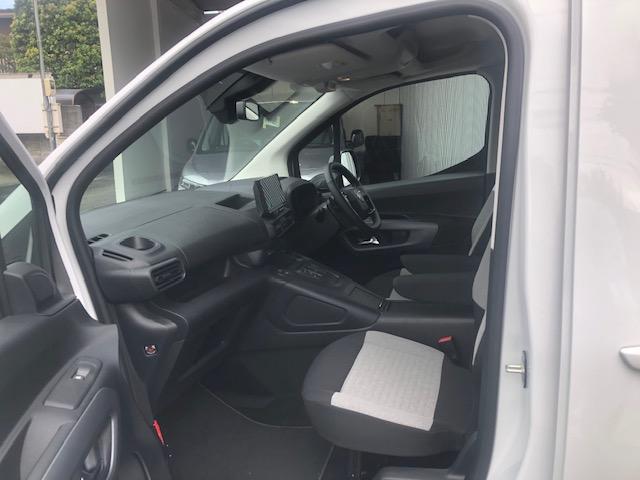 ベルランゴ ロング　マックス　ブルーＨＤｉ　７人乗り　弊社デモカー販売　クリーンディーゼルエンジン搭載　８ＡＴ　アクティブクルーズコントロール　アップルカープレイ＆アンドロイドオート対応（12枚目）