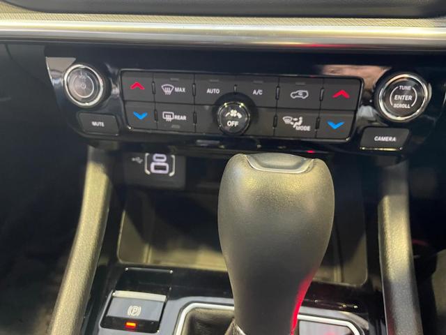 ジープ・コンパス Ｓモデル　認定中古車　パワーシート　パワーテールゲート　シートヒーター　フルセグＴＶ　ドライブレコーダー前後　１９インチアルミホイール（9枚目）