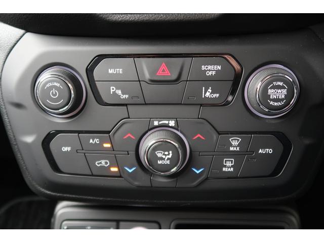ジープ・レネゲード リミテッド　認定中古車　弊社元デモカー　ワンオーナー　禁煙車　純正ナビ　ＥＴＣ２．０　アップルカープレイ　レザーシート　シートヒーター　ＬＥＤヘッドライト　純正アルミホイール　アダプティブクルーズコントロール（17枚目）