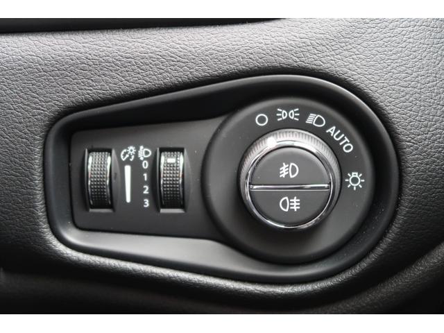 ジープ・レネゲード リミテッド　認定中古車　弊社元デモカー　ワンオーナー　禁煙車　純正ナビ　ＥＴＣ２．０　アップルカープレイ　レザーシート　シートヒーター　ＬＥＤヘッドライト　純正アルミホイール　アダプティブクルーズコントロール（20枚目）