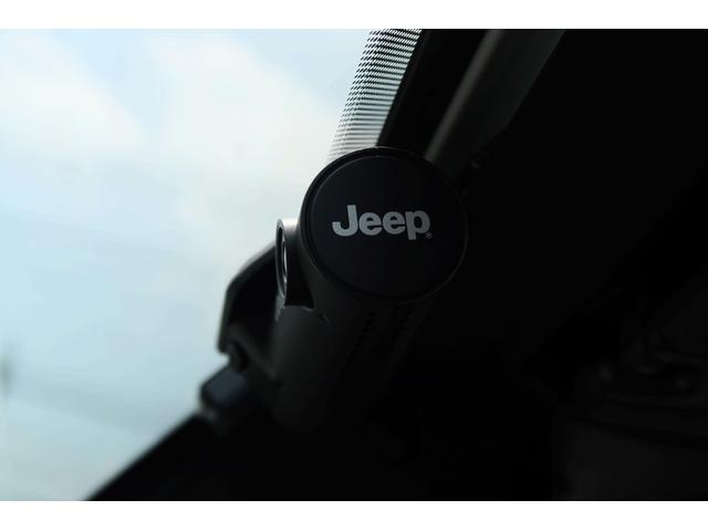 ジープ・ラングラーアンリミテッド スポーツアルティテュード　認定中古車　ワンオーナー　アルチチュード　禁煙車　純正ドラレコ　ＥＴＣ２．０　サイドカメラ　バックカメラ　アダプティブクルーズコントロール　ブラインドスポットモニター　　純正アルミホイール（18枚目）
