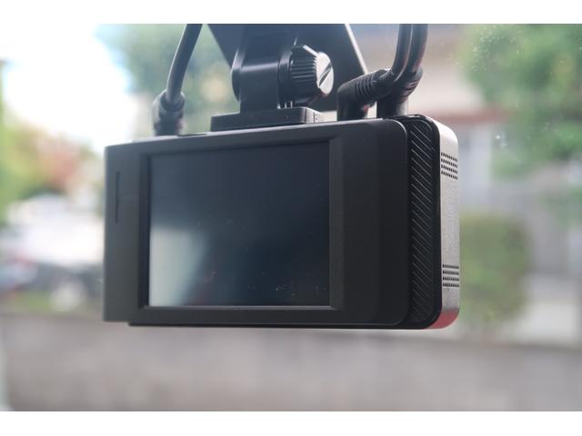 ジープ・レネゲード リミテッド　認定中古車　ワンオーナー　ドラレコ　ルーフラック　禁煙車　ＬＥＤ　純正ナビ　ＥＴＣ２．０　リアカメラ　カープレイ対応　ＵＳＢ利用可能　黒レザー　シートヒーター（8枚目）