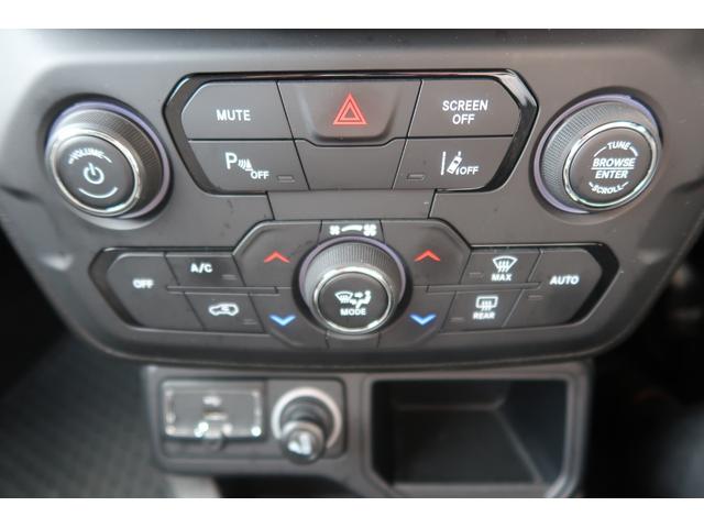 ジープ・レネゲード リミテッド　認定中古車　ワンオーナー　ドラレコ　ルーフラック　禁煙車　ＬＥＤ　純正ナビ　ＥＴＣ２．０　リアカメラ　カープレイ対応　ＵＳＢ利用可能　黒レザー　シートヒーター（14枚目）