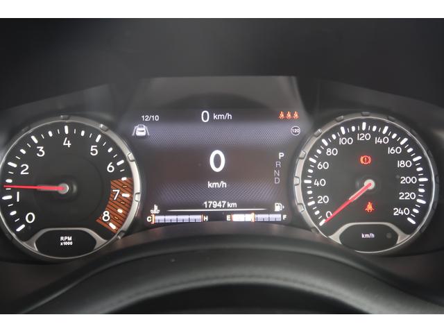 ジープ・レネゲード リミテッド　認定中古車　ワンオーナー　ドラレコ　ルーフラック　禁煙車　ＬＥＤ　純正ナビ　ＥＴＣ２．０　リアカメラ　カープレイ対応　ＵＳＢ利用可能　黒レザー　シートヒーター（18枚目）