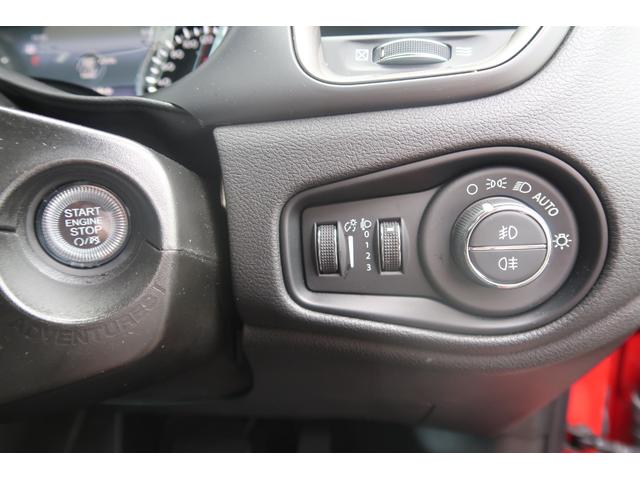 ジープ・レネゲード リミテッド　認定中古車　ワンオーナー　ドラレコ　ルーフラック　禁煙車　ＬＥＤ　純正ナビ　ＥＴＣ２．０　リアカメラ　カープレイ対応　ＵＳＢ利用可能　黒レザー　シートヒーター（19枚目）