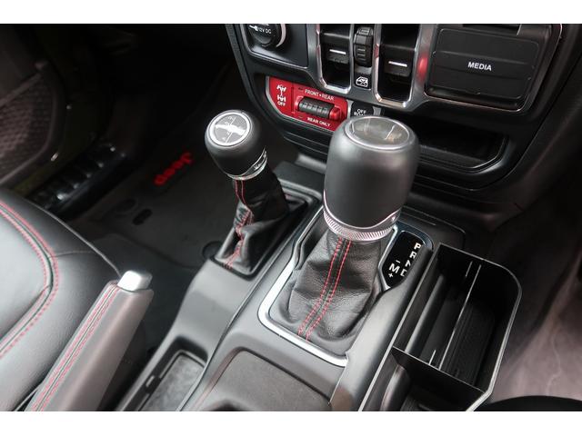 ジープ・ラングラーアンリミテッド ルビコンリミテEDウィズサンライダフリTフォーハドT 認定中古車!全国250台限定車!!純正ナビ!デジタルインナーミラー!電動サイドステップアップルカープレイ!レザーシート!シートヒーター!アダプティブクルーズコントロール!ETC2.0(16枚目)