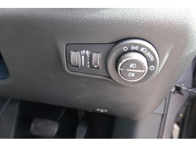 ジープ・コマンダー リミテッド　認定中古車！ワンオーナー弊社元管理車輛！新車保証継承！純正ナビ！アップルカープレイ！レザーシート！シートヒーター！パワーシート！ＬＥＤヘッドライト！純正１８インチアルミホイール！サラウンドビューカメラ（21枚目）