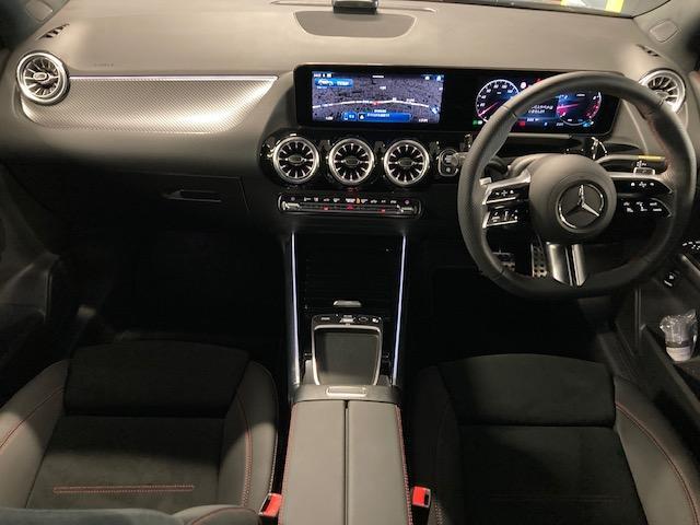 ＧＬＡクラス ＧＬＡ１８０　ＡＭＧラインパッケージ　弊社デモカー　レーダーセーフティＰＫＧ　ＡＭＧライン　パノラマ　３６０度カメラ　ＭＢＵＸ　スペクトラルブルー　新車保証継承　レザーＡＲＴＩＣＯマイクロカットシート　前席パワーシート　シートヒーター　自（6枚目）