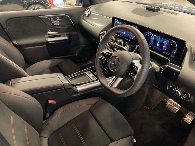 ＧＬＡクラス ＧＬＡ１８０　ＡＭＧラインパッケージ　弊社デモカー　レーダーセーフティＰＫＧ　ＡＭＧライン　パノラマ　３６０度カメラ　ＭＢＵＸ　スペクトラルブルー　新車保証継承　レザーＡＲＴＩＣＯマイクロカットシート　前席パワーシート　シートヒーター　自（8枚目）