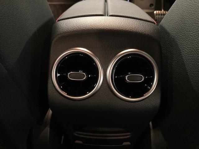 ＧＬＡクラス ＧＬＡ１８０　ＡＭＧラインパッケージ　弊社デモカー　レーダーセーフティＰＫＧ　ＡＭＧライン　パノラマ　３６０度カメラ　ＭＢＵＸ　スペクトラルブルー　新車保証継承　レザーＡＲＴＩＣＯマイクロカットシート　前席パワーシート　シートヒーター　自（26枚目）