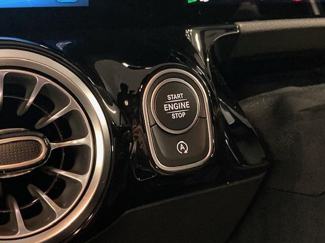 ＧＬＡクラス ＧＬＡ１８０　ＡＭＧラインパッケージ　弊社デモカー　レーダーセーフティＰＫＧ　ＡＭＧライン　パノラマ　３６０度カメラ　ＭＢＵＸ　スペクトラルブルー　新車保証継承　レザーＡＲＴＩＣＯマイクロカットシート　前席パワーシート　シートヒーター　自（40枚目）