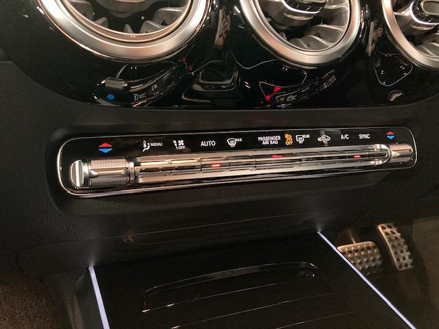 ＧＬＡクラス ＧＬＡ１８０　ＡＭＧラインパッケージ　弊社デモカー　レーダーセーフティＰＫＧ　ＡＭＧライン　パノラマ　３６０度カメラ　ＭＢＵＸ　スペクトラルブルー　新車保証継承　レザーＡＲＴＩＣＯマイクロカットシート　前席パワーシート　シートヒーター　自（46枚目）
