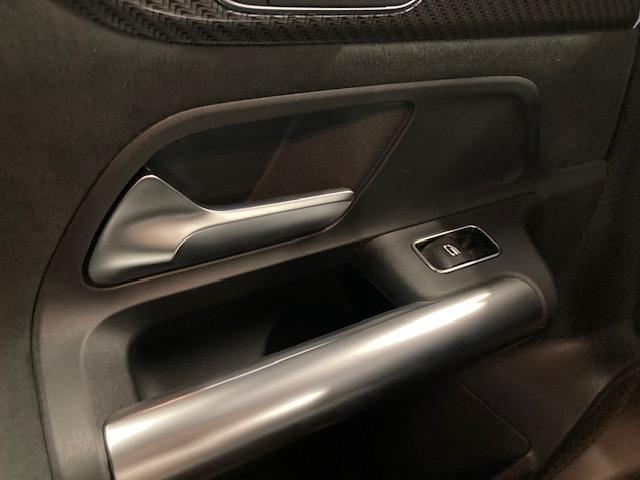 ＧＬＡクラス ＧＬＡ１８０　ＡＭＧラインパッケージ　弊社デモカー　レーダーセーフティＰＫＧ　ＡＭＧライン　パノラマ　３６０度カメラ　ＭＢＵＸ　スペクトラルブルー　新車保証継承　レザーＡＲＴＩＣＯマイクロカットシート　前席パワーシート　シートヒーター　自（50枚目）