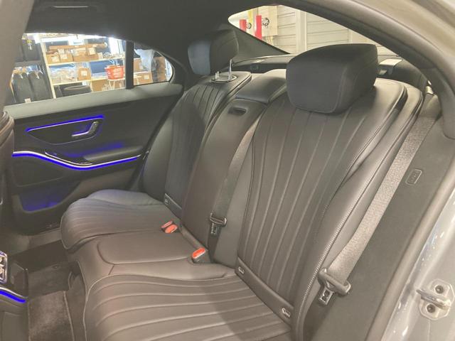 Ｓクラス Ｓ５００　４マチック　ＡＭＧラインパッケージ　認定中古車　左ハンドル　本革シート　３６０度カメラ　シートヒーター　ワイヤレスチャージャー　純正ドライブレコーダー　ＭＢＵＸ　ＥＴＣ　自動追従機能　アンビエントライト　セレナイトグレー　オートライト（11枚目）