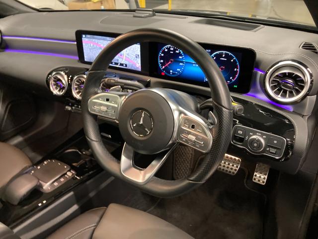 Aクラスセダン A200dセダンAMGレザエクスクルーシブパッケージ 認定中古車 デモカー AMGラインパッケージ 360°カメラシステム サンルーム ヘッドアップディスプレ ブランドロゴプロジェクター コスモスブラック(有償カラー) シートヒーター(5枚目)