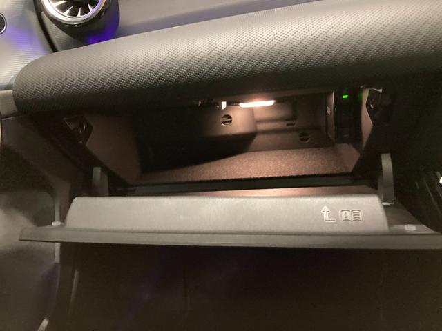 Aクラスセダン A200dセダンAMGレザエクスクルーシブパッケージ 認定中古車 デモカー AMGラインパッケージ 360°カメラシステム サンルーム ヘッドアップディスプレ ブランドロゴプロジェクター コスモスブラック(有償カラー) シートヒーター(42枚目)