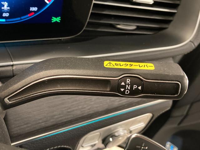 メルセデス・ベンツのボディ構造には衝撃吸収スペースをわざと確保することで万が一ぶつかった際の衝撃を瞬時に逃がします。さらにその中には頑丈なフレームがあり車内に危険物が侵入しない構造になっております。