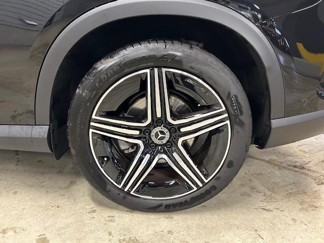 メルセデス・ベンツのボディ構造には衝撃吸収スペースをわざと確保することで万が一ぶつかった際の衝撃を瞬時に逃がします。さらにその中には頑丈なフレームがあり車内に危険物が侵入しない構造になっております。