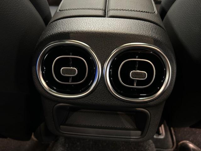 新社屋となり、潤沢な在庫数を保有。屋根付き駐車場のため、雨の日でもお気軽にお立ち寄りくださいませ。無料通話からお電話いただければご要望を元に最適なご提案をいたします。