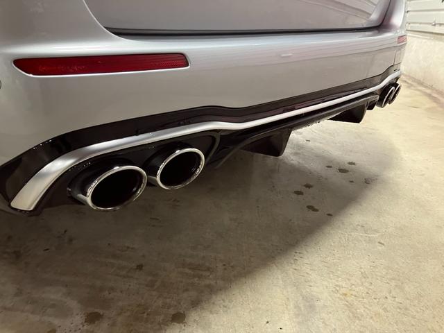 納車前整備は、メルセデスベンツ国際認定メカニックによる最新の検査ライン等の施設が充実した当社工場で入念に行います。メルセデス・ベンツの定める厳しい基準をクリアしたお車のみをご案内させて頂きます。