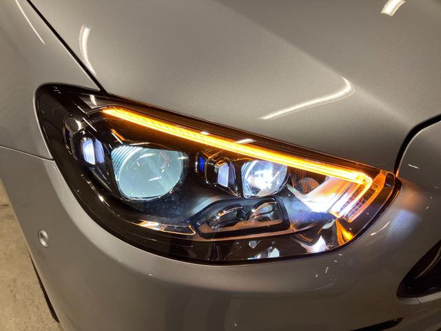 メルセデス・ベンツのボディ構造には衝撃吸収スペースをわざと確保することで万が一ぶつかった際の衝撃を瞬時に逃がします。さらにその中には頑丈なフレームがあり車内に危険物が侵入しない構造になっております。