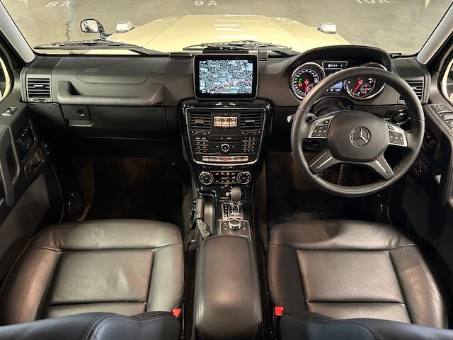 Gクラス G350d ヘリテージエディション 認定中古車 ライトアイボリー ディストロニック ブラインドスポット 18インチ専用AW ナイトPKG 本革シート サンルーフ 前席・後席シートヒーター 前席パワーシート センターコンソール専用プレート(5枚目)