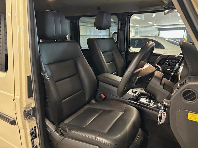 Gクラス G350d ヘリテージエディション 認定中古車 ライトアイボリー ディストロニック ブラインドスポット 18インチ専用AW ナイトPKG 本革シート サンルーフ 前席・後席シートヒーター 前席パワーシート センターコンソール専用プレート(9枚目)