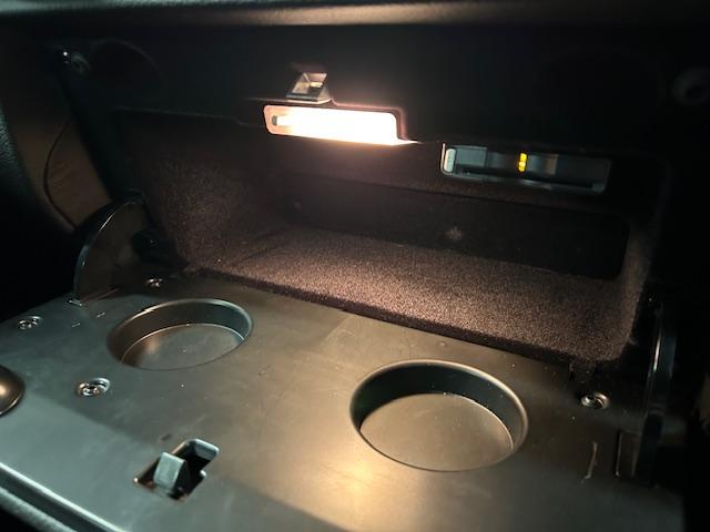 Gクラス G350d ヘリテージエディション 認定中古車 ライトアイボリー ディストロニック ブラインドスポット 18インチ専用AW ナイトPKG 本革シート サンルーフ 前席・後席シートヒーター 前席パワーシート センターコンソール専用プレート(15枚目)