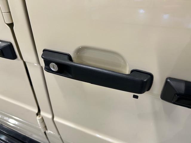 Gクラス G350d ヘリテージエディション 認定中古車 ライトアイボリー ディストロニック ブラインドスポット 18インチ専用AW ナイトPKG 本革シート サンルーフ 前席・後席シートヒーター 前席パワーシート センターコンソール専用プレート(17枚目)