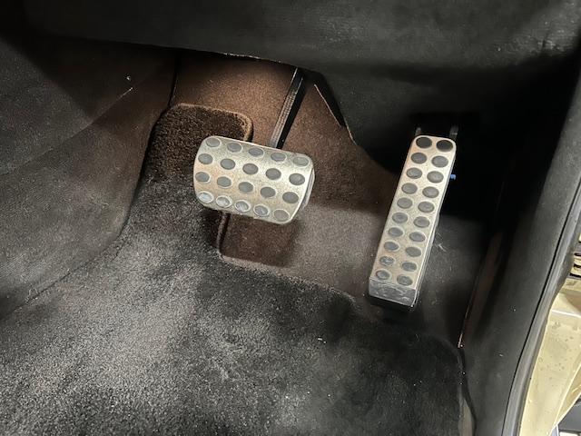 Gクラス G350d ヘリテージエディション 認定中古車 ライトアイボリー ディストロニック ブラインドスポット 18インチ専用AW ナイトPKG 本革シート サンルーフ 前席・後席シートヒーター 前席パワーシート センターコンソール専用プレート(18枚目)