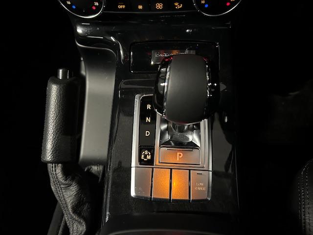 Gクラス G350d ヘリテージエディション 認定中古車 ライトアイボリー ディストロニック ブラインドスポット 18インチ専用AW ナイトPKG 本革シート サンルーフ 前席・後席シートヒーター 前席パワーシート センターコンソール専用プレート(27枚目)