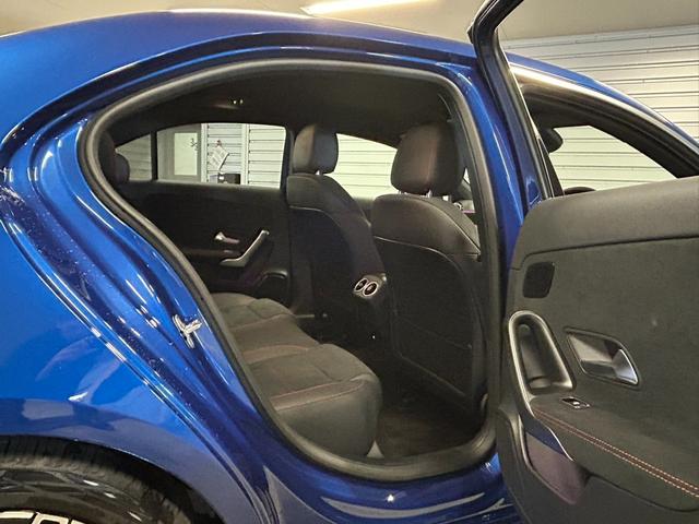 Ａクラスセダン Ａ２００ｄ　セダン　ＡＭＧラインパッケージ　新車保証継承　元弊社デモカー　ＡＭＧラインパッケージ　メモリー付きパワーシート　ＭＢＵＸ　ＡＲナビゲーション　スポーツエンジンサウンド　スポーツブレーキシステム　プライバシーガラス（8枚目）