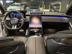 メルセデスのシートは少し硬めに設計されており長時間の運転の際、適度な反発があることでお尻や腰の負担を減らし疲労感を軽減いたします。これは殆どの方が実感されております。０４５−９０４−１４８４ 6