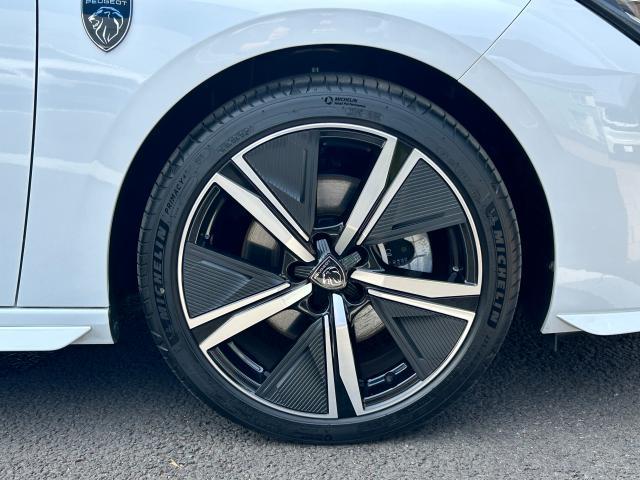 ３０８ ＧＴ　ブルーＨＤｉ　◆ｉＣｏｎｎｅｃｔＡｄｖａｎｃｅｄ　◆純正ナビ　◆ＡｐｐｌｅＣａｒｐｌａｙ／ＡｎｄｒｏｉｄＡｕｔｏ　◆デジタルヘッドアップインストルメントパネル　◆ドライブレコーダー前後　◆ＥＴＣ　◆アクティブクル（17枚目）