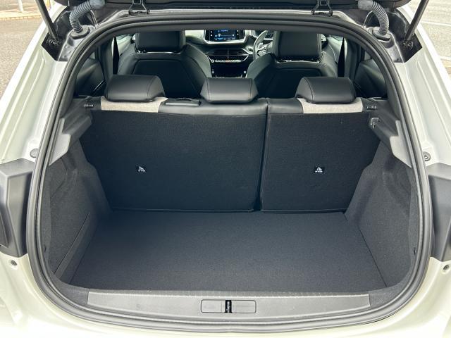 ２０８ ＧＴライン　ＥＴＣ　ＡｐｐｌｅＣａｒＰｌａｙ　／　ＡｎｄｒｏｉｄＡｕｔｏ　アクティブクルーズコントロール　バックアイカメラ　フロント／サイド／バックソナー　アクティブブラインドスポットモニター　認定中古車保証付き（13枚目）