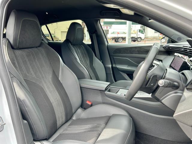 リアシートはアームレスト付きで６：４分割可倒式