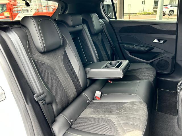 幅と奥行きもある大容量のカーゴルーム。間口も広く荷物の積み降ろしもスムーズです。