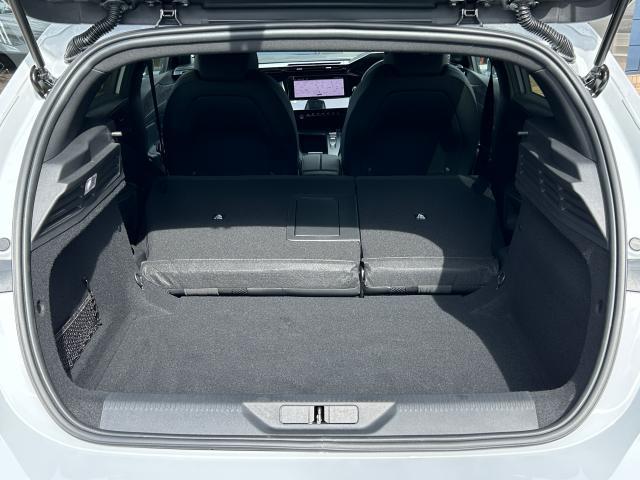 ＧＴのヘッドライトには、走行状況に応じて自動で商社をコントロールするマトリックスＬＥＤテクノロジーを採用しております。