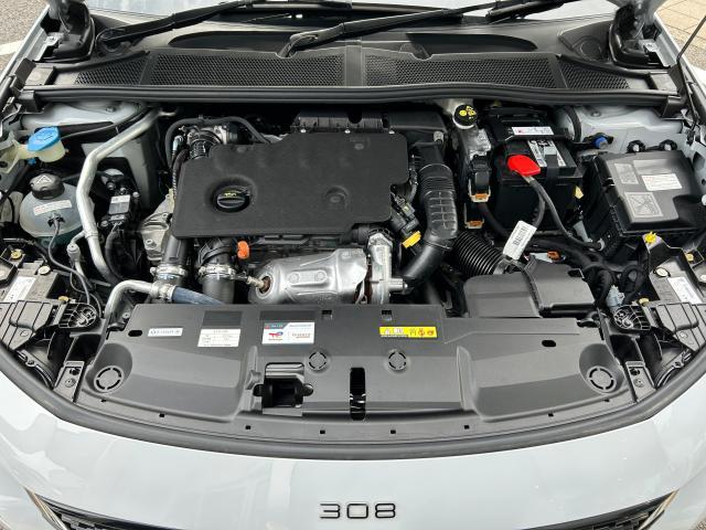 新デザインの３０８には、他にはない個性と躍動的で滑らかなプロポーションを感じさせます。